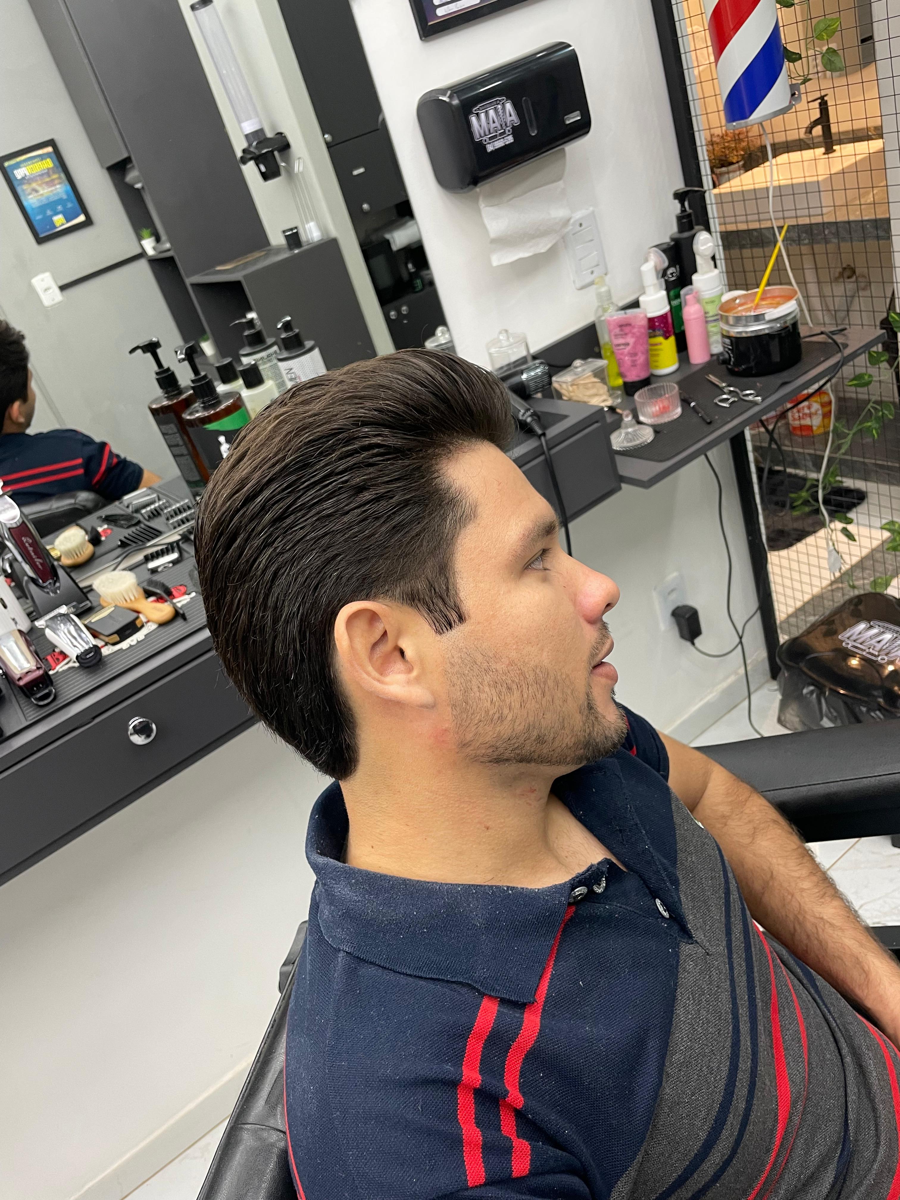 Cliente na Barbearia Maia após o corte