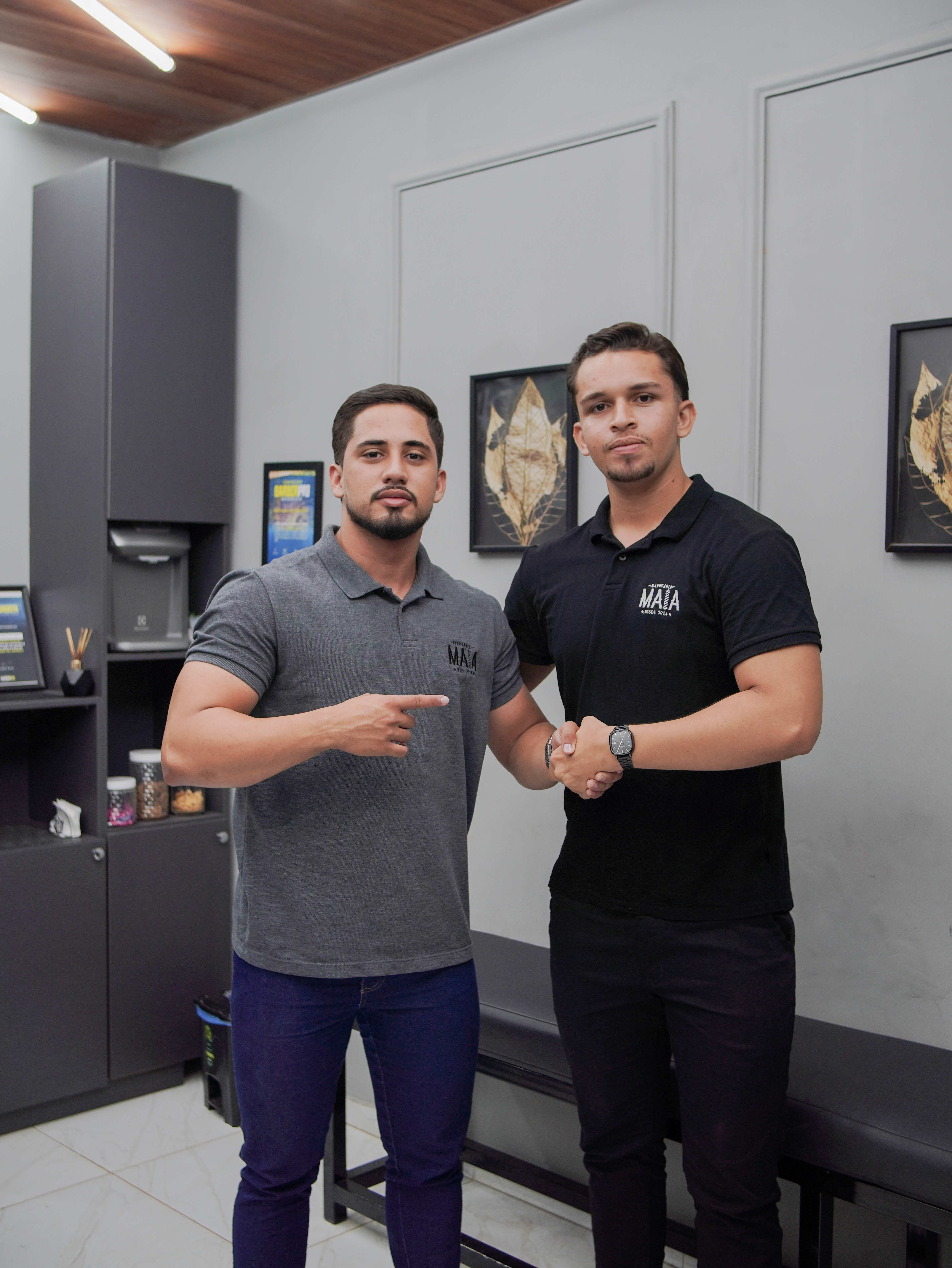 Barbeiros da Barbearia Maia no ambiente da barbearia